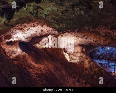 Grotte de Las Güixas, Villanúa, Pyrénées, Huesca, Aragon, Espagne. Grotte qui peut être visitée à Villanua Banque D'Images