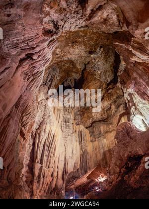 Grotte de Las Güixas, Villanúa, Pyrénées, Huesca, Aragon, Espagne. Grotte qui peut être visitée à Villanua Banque D'Images