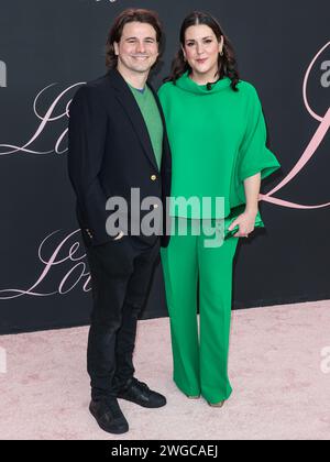 WESTWOOD, LOS ANGELES, CALIFORNIE, États-Unis - FÉVRIER 03 : Jason Ritter et son épouse Melanie Lynskey arrivent à la première de Los Angeles de Lola de vertical Entertainment qui se tient au Regency Bruin Theatre le 3 février 2024 à Westwood, Los Angeles, Californie, États-Unis. (Photo de Xavier Collin/image Press Agency) Banque D'Images