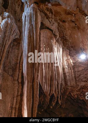 Grotte de Las Güixas, Villanúa, Pyrénées, Huesca, Aragon, Espagne. Grotte qui peut être visitée à Villanua Banque D'Images