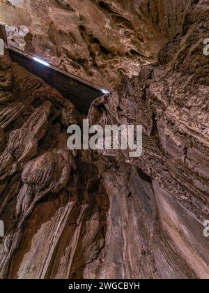 Grotte de Las Güixas, Villanúa, Pyrénées, Huesca, Aragon, Espagne. Grotte qui peut être visitée à Villanua Banque D'Images