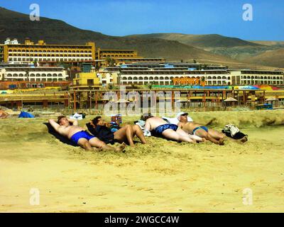 AM Strand von Jandia auf Fuerteventura / Sued. Im hintergrund ist in 2 Jahren ein neues Hotel AP.Zentrum -Ventura- mit knapp 5000 Betten entstanden -demnaechst bezugsfertig gesehen am 06.03.2004 *** sur la plage de Jandia sur Fuerteventura Sud en arrière-plan, un nouvel hôtel AP Center Ventura avec près de 5000 lits a été construit en 2 ans et sera bientôt prêt à être occupé vu sur 06 03 2004 Banque D'Images