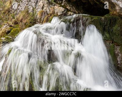 Cascade sortant de la Cueva de Las Güixas, Villanúa, Pyrénées, Huesca, Aragon, Spain.Cave qui peut être visitée à Villanua Banque D'Images