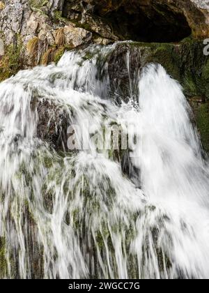 Cascade sortant de la Cueva de Las Güixas, Villanúa, Pyrénées, Huesca, Aragon, Spain.Cave qui peut être visitée à Villanua Banque D'Images