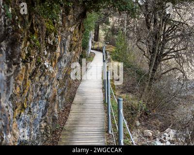 Pont en bois sur la montagne. Cueva de las Güisas Villanua. Paysage d'un sentier de randonnée forestier Banque D'Images