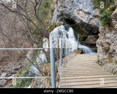 Cascade sortant de la Cueva de Las Güixas, Villanúa, Pyrénées, Huesca, Aragon, Spain.Cave qui peut être visitée à Villanua Banque D'Images