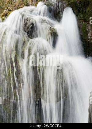 Cascade sortant de la Cueva de Las Güixas, Villanúa, Pyrénées, Huesca, Aragon, Spain.Cave qui peut être visitée à Villanua Banque D'Images