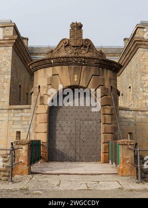 Vue de la porte d'entrée de l'ancien Fort d'artillerie Rapitan, à Jaca (Espagne). Banque D'Images