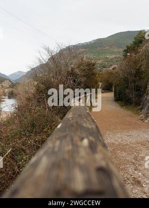 Pont en bois sur la montagne. Cueva de las Güisas Villanua. Paysage d'un sentier de randonnée forestier Banque D'Images