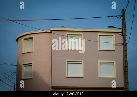 Maison fraîchement peinte avec de nouveaux volets, Sète, région sud-est de la France Occitanie, France Banque D'Images