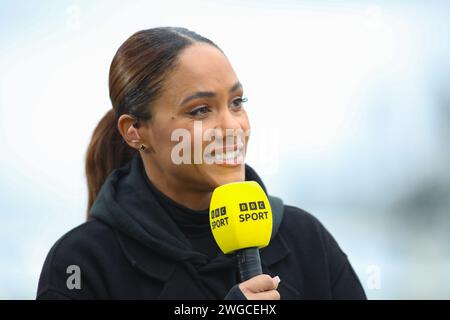 Londres, Royaume-Uni. 4 février 2024. Alex Scott présente avec la BBC Sport lors du match de Super League féminine de Barclays FA entre West Ham United et Arsenal au Chigwell Construction Stadium à Londres, Royaume-Uni (Alexander Canillas/SPP) crédit : SPP Sport Press photo. /Alamy Live News Banque D'Images