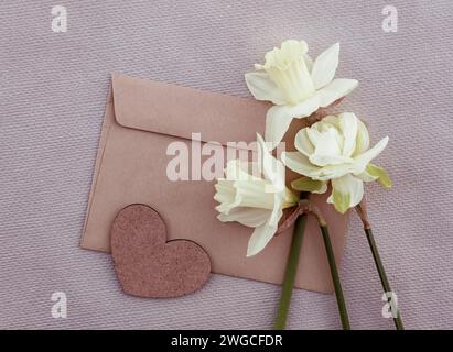 carte romantique avec un bouquet de tendres jonquilles blanches printanières en gros plan Banque D'Images