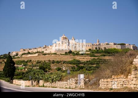 Mdina, ville fortifiée, vue d'en bas. L'une des principales destinations touristiques de Malte Banque D'Images