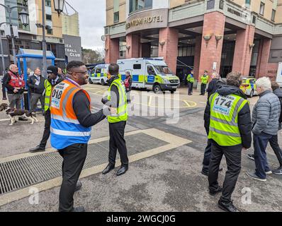 Londres, Royaume-Uni. 4 février 2024. Une alerte de sécurité à l'extérieur du Stamford Bridge Stadium menace de retarder le début du match Chelsea v Wolves. Crédit : Brian Minkoff/Alamy Live News Banque D'Images