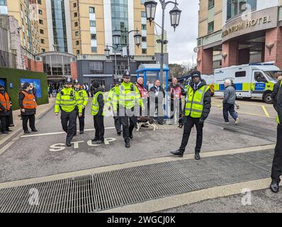Londres, Royaume-Uni. 4 février 2024. Une alerte de sécurité à l'extérieur du Stamford Bridge Stadium menace de retarder le début du match Chelsea v Wolves. Crédit : Brian Minkoff/Alamy Live News Banque D'Images