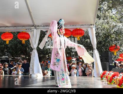 Auckland, Nouvelle-Zélande. 4 février 2024. Un acteur joue à l'Opéra de Pékin pendant le Carnaval de plage du « joyeux nouvel an chinois » à Auckland, en Nouvelle-Zélande, le 4 février 2024. Le carnaval de la plage « bonne année chinoise », co-organisé par le China Cultural Centre à Auckland et l'Asian Community engagement Trust, s'est tenu dimanche à Mission Bay Beach à Auckland. Crédit : Guo Lei/Xinhua/Alamy Live News Banque D'Images