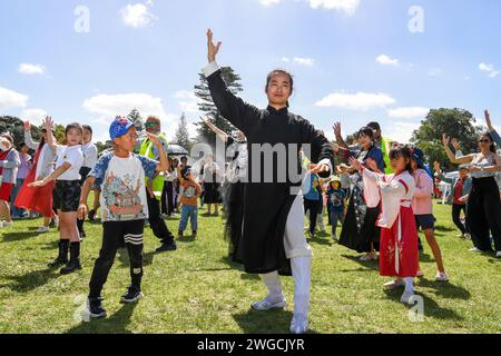 Auckland, Nouvelle-Zélande. 4 février 2024. Les gens apprennent le Wudang Kongfu chinois pendant le carnaval de plage du « joyeux nouvel an chinois » à Auckland, Nouvelle-Zélande, le 4 février 2024. Le carnaval de la plage « bonne année chinoise », co-organisé par le China Cultural Centre à Auckland et l'Asian Community engagement Trust, s'est tenu dimanche à Mission Bay Beach à Auckland. Crédit : Guo Lei/Xinhua/Alamy Live News Banque D'Images