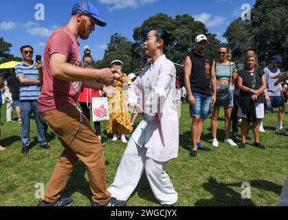 Auckland, Nouvelle-Zélande. 4 février 2024. Les gens apprennent le Wudang Kongfu chinois pendant le carnaval de plage du « joyeux nouvel an chinois » à Auckland, Nouvelle-Zélande, le 4 février 2024. Le carnaval de la plage « bonne année chinoise », co-organisé par le China Cultural Centre à Auckland et l'Asian Community engagement Trust, s'est tenu dimanche à Mission Bay Beach à Auckland. Crédit : Guo Lei/Xinhua/Alamy Live News Banque D'Images