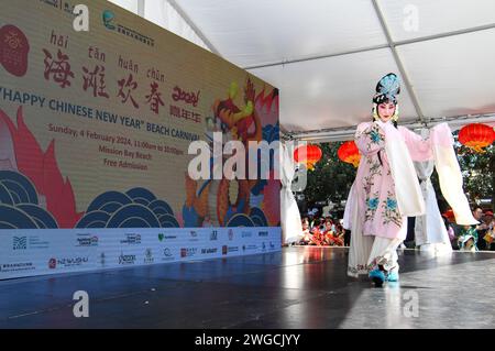 Auckland, Nouvelle-Zélande. 4 février 2024. Un acteur joue à l'Opéra de Pékin pendant le Carnaval de plage du « joyeux nouvel an chinois » à Auckland, en Nouvelle-Zélande, le 4 février 2024. Le carnaval de la plage « bonne année chinoise », co-organisé par le China Cultural Centre à Auckland et l'Asian Community engagement Trust, s'est tenu dimanche à Mission Bay Beach à Auckland. Crédit : Guo Lei/Xinhua/Alamy Live News Banque D'Images