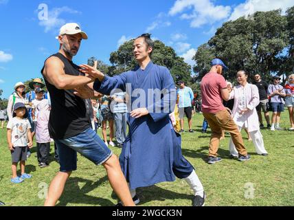 Auckland, Nouvelle-Zélande. 4 février 2024. Les gens apprennent le Wudang Kongfu chinois pendant le carnaval de plage du « joyeux nouvel an chinois » à Auckland, Nouvelle-Zélande, le 4 février 2024. Le carnaval de la plage « bonne année chinoise », co-organisé par le China Cultural Centre à Auckland et l'Asian Community engagement Trust, s'est tenu dimanche à Mission Bay Beach à Auckland. Crédit : Guo Lei/Xinhua/Alamy Live News Banque D'Images