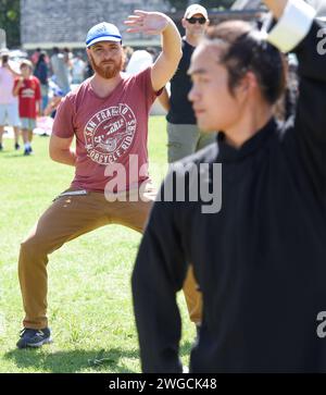 Auckland, Nouvelle-Zélande. 4 février 2024. Les gens apprennent le Wudang Kongfu chinois pendant le carnaval de plage du « joyeux nouvel an chinois » à Auckland, Nouvelle-Zélande, le 4 février 2024. Le carnaval de la plage « bonne année chinoise », co-organisé par le China Cultural Centre à Auckland et l'Asian Community engagement Trust, s'est tenu dimanche à Mission Bay Beach à Auckland. Crédit : Guo Lei/Xinhua/Alamy Live News Banque D'Images