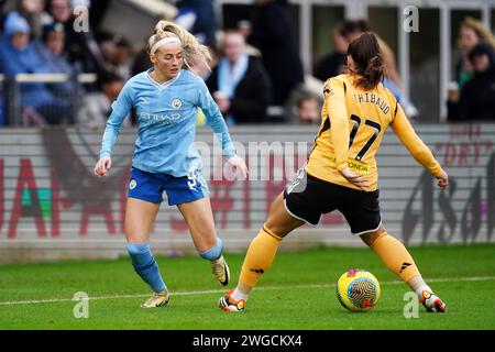 Chloe Kelly de Manchester City (à gauche) en action avec Julie Thibaud de Leicester City lors du match de Super League féminin de Barclays au joie Stadium de Manchester. 4 février 2024. Banque D'Images