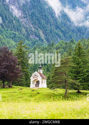 La chapelle Mary Queen au lac Lautersee près de Mittenwald. Banque D'Images