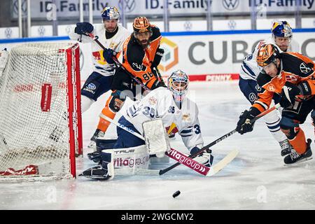 Wolfsburg, Deutschland. 04 février 2024. Mathias Niederberger (EHC Red Bull Muenchen #35) schaut zum abgewehrten Puck Spencer Machacek (Grizzlys Wolfsburg #93) Peter Mueller (Grizzlys Wolfsburg #88) Grizzlys Wolfsburg - vs. EHC Red Bull Muenchen, Eishockey, PENNY DEL, saison 2023/2024, 04.02.2024 FOTO : Eibner-Presseto Live News/Jan Banque D'Images