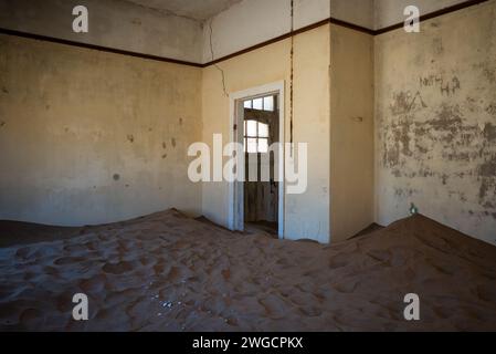 L'intérieur d'un bâtiment abandonné avec des murs endommagés dans une vieille ville désertique Banque D'Images