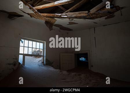 L'intérieur d'un bâtiment abandonné avec des murs endommagés dans une vieille ville désertique Banque D'Images