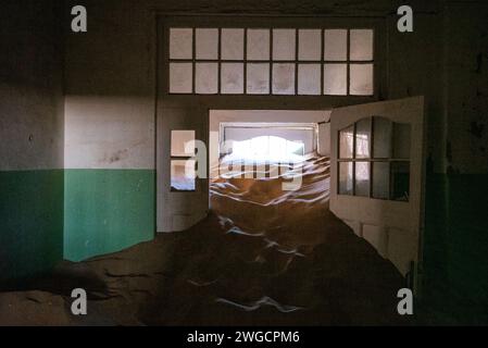 Le sable couvrant le sol d'un couloir abandonné dans une vieille ville désertique Banque D'Images
