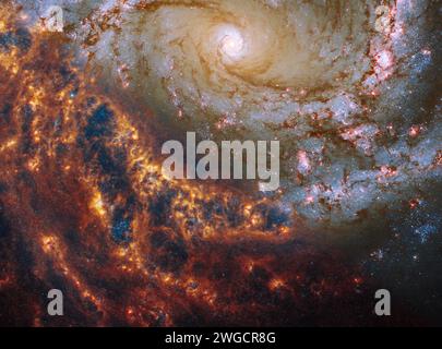 Galaxie spirale face-à-face, NGC 4303. Images galactiques à longue portée rose, orange et rouge. Éléments de cette image fournis par la NASA Banque D'Images