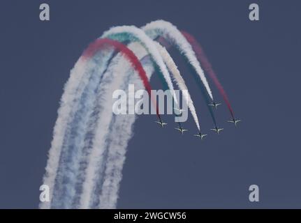 Riyad, Arabie saoudite. 4 février 2024. Saudi Hawks, l'équipe de voltige de la Royal Saudi Air Force, présente un spectacle aérien lors de la deuxième édition du World Defense Show à Riyad, en Arabie Saoudite, le 4 février 2024. Crédit : Wang Dongzhen/Xinhua/Alamy Live News Banque D'Images