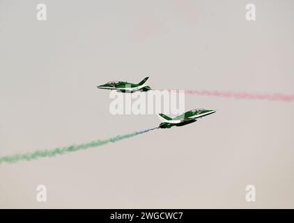 Riyad, Arabie saoudite. 4 février 2024. Saudi Hawks, l'équipe de voltige de la Royal Saudi Air Force, présente un spectacle aérien lors de la deuxième édition du World Defense Show à Riyad, en Arabie Saoudite, le 4 février 2024. Crédit : Wang Dongzhen/Xinhua/Alamy Live News Banque D'Images