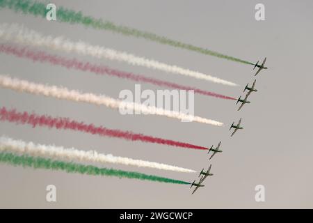 Riyad, Arabie saoudite. 4 février 2024. Saudi Hawks, l'équipe de voltige de la Royal Saudi Air Force, présente un spectacle aérien lors de la deuxième édition du World Defense Show à Riyad, en Arabie Saoudite, le 4 février 2024. Crédit : Wang Dongzhen/Xinhua/Alamy Live News Banque D'Images