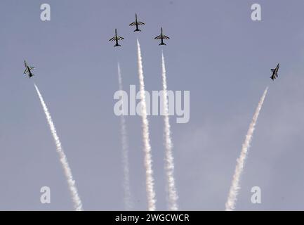 Riyad, Arabie saoudite. 4 février 2024. Saudi Hawks, l'équipe de voltige de la Royal Saudi Air Force, présente un spectacle aérien lors de la deuxième édition du World Defense Show à Riyad, en Arabie Saoudite, le 4 février 2024. Crédit : Wang Dongzhen/Xinhua/Alamy Live News Banque D'Images