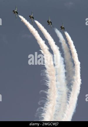 Riyad, Arabie saoudite. 4 février 2024. Saudi Hawks, l'équipe de voltige de la Royal Saudi Air Force, présente un spectacle aérien lors de la deuxième édition du World Defense Show à Riyad, en Arabie Saoudite, le 4 février 2024. Crédit : Wang Dongzhen/Xinhua/Alamy Live News Banque D'Images