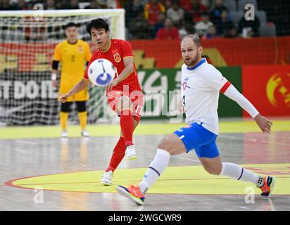 Yulin, province chinoise du Shaanxi. 4 février 2024. Chen Zhiheng (à gauche), de Chine, a tourné devant Radim Zaruba, de la République tchèque, lors d'un match au tournoi international de futsal de la coupe CFA 'Yulin Tourism Investment' 2024 à Yulin, dans la province du Shaanxi, au nord-ouest de la Chine, le 4 février 2024. Crédit : Li Yibo/Xinhua/Alamy Live News Banque D'Images