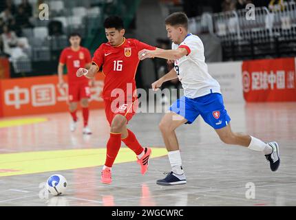 Yulin, province chinoise du Shaanxi. 4 février 2024. Sai Yidaer (à gauche) de Chine défie Jan Kremen de la République tchèque lors d'un match au tournoi international de Futsal de la coupe CFA 'Yulin Tourism Investment' 2024 à Yulin, dans la province du Shaanxi, au nord-ouest de la Chine, le 4 février 2024. Crédit : Li Yibo/Xinhua/Alamy Live News Banque D'Images