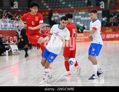 Yulin, province chinoise du Shaanxi. 4 février 2024. Xu Yang (1e L) de Chine tire devant Francisco Mikus (2e L) de la République tchèque lors d'un match à la CFA 'Yulin Tourism Investments' Cup Futsal International Tournament 2024 à Yulin, dans la province du Shaanxi du nord-ouest de la Chine, le 4 février 2024. Crédit : Li Yibo/Xinhua/Alamy Live News Banque D'Images