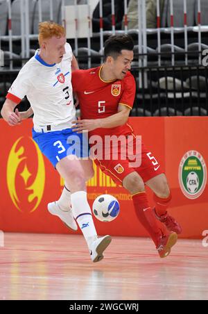 Yulin, province chinoise du Shaanxi. 4 février 2024. Kai Saier (R), de Chine, rivalise avec Tomas Kuchta, de la République tchèque, lors d'un match au tournoi international de futsal CFA 'Yulin Tourism Investment' Cup 2024 à Yulin, dans la province du Shaanxi du nord-ouest de la Chine, le 4 février 2024. Crédit : Li Yibo/Xinhua/Alamy Live News Banque D'Images