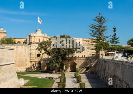 Mdina, Malte - 24 février 2022 : le fossé menant au pont et Mdina City Gate connu sous le nom de main Gate et a été construit dans les années 1720 Banque D'Images