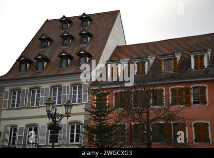 Vue panoramique extérieure des anciennes maisons à colombages alsaciennes à Molsheim, Alsace France. Banque D'Images