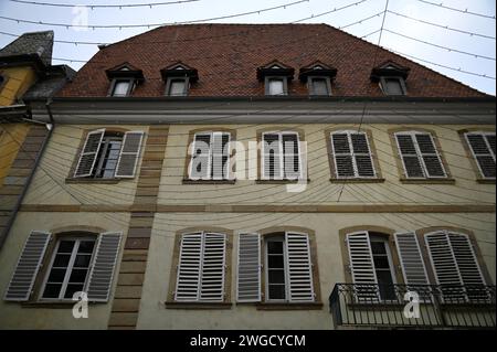 Vue panoramique extérieure d'une maison à colombages alsacienne à Molsheim, Alsace France. Banque D'Images