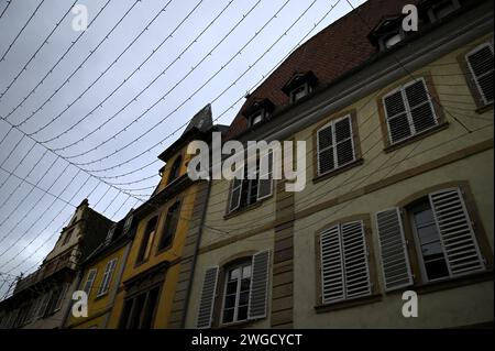 Vue panoramique extérieure d'une maison à colombages alsacienne à Molsheim, Alsace France. Banque D'Images