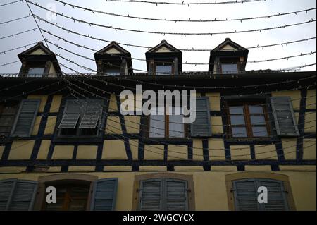 Vue panoramique extérieure d'une maison à colombages alsacienne à Molsheim, Alsace France. Banque D'Images