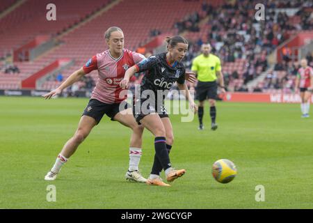 Southampton, Royaume-Uni. 4 février 2024. Shanade Hopcroft (24 Crystal Palace) et Lucia Kendall (4 Southampton) en action lors du match du championnat FA Womens entre Southampton dn Crystal Palace au St Marys Stadium, Southampton. (Tom Phillips/SPP) crédit : SPP Sport Press photo. /Alamy Live News Banque D'Images