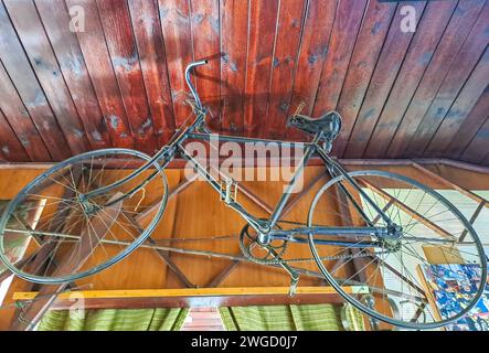 Image de style rétro de vélo du XIXe siècle isolé suspendu au plafond Banque D'Images