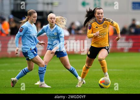 Missy Goodwin de Leicester City (à droite) passe devant le Jess Park de Manchester City (à gauche) et Laura Blindkilde de Manchester City lors du match de Super League féminin de Barclays au joie Stadium de Manchester. 4 février 2024. Banque D'Images