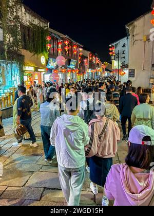 Suzhou, Chine, vieille Chine, vieux centre-ville chinois, scènes de rue, grande foule, touristes chinois, visite, par derrière, nuit Banque D'Images